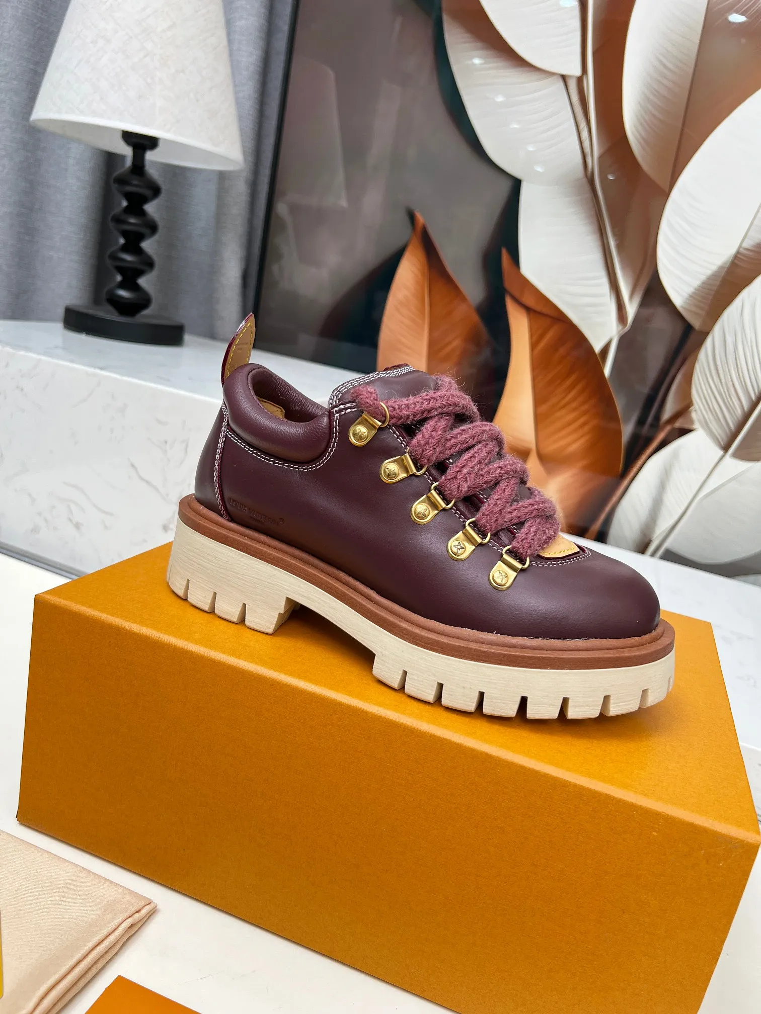 p660💰"Couple Style" LV Louis Vuitton's 2025 autumn and winter new style, developed one-to-one from the original version, retro fashionable, handsome and cool mountaineering derby shoes are now available.  Material: Imported first-layer cowhide Lining: Imported lambskin Outsole: Original molded TR non-slip outsole Sole height: 3.5cm Shoe size: Same style for men and women 35-45